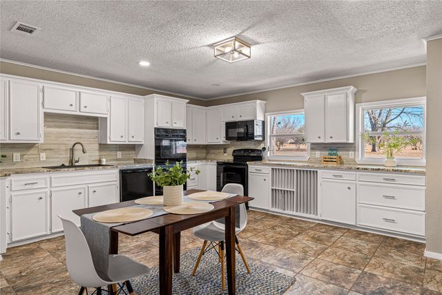 801 Chapparal Road, Hewitt, TX 76643