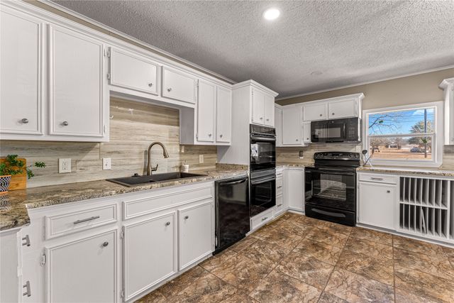 801 Chapparal Road, Hewitt, TX 76643