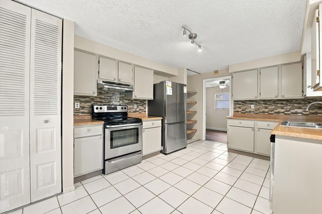 5141 Saint John Avenue N, Boynton Beach, FL 33472