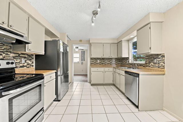 5141 Saint John Avenue N, Boynton Beach, FL 33472