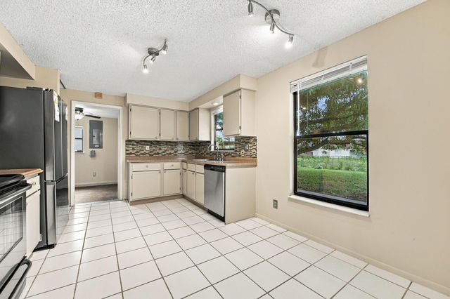5141 Saint John Avenue N, Boynton Beach, FL 33472
