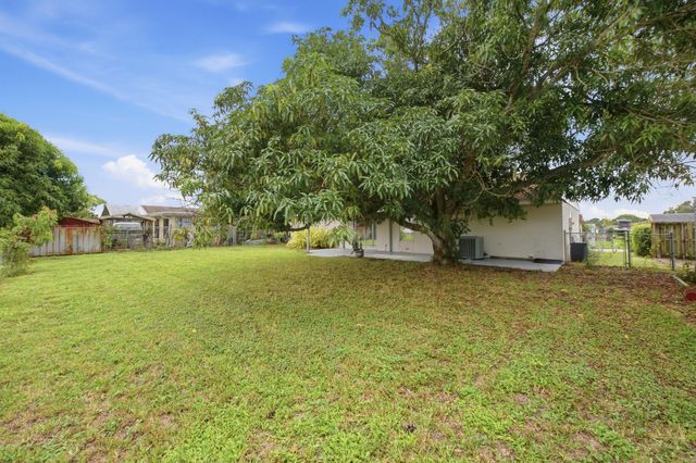 5141 Saint John Avenue N, Boynton Beach, FL 33472