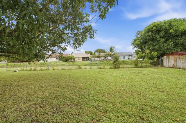 5141 Saint John Avenue N, Boynton Beach, FL 33472