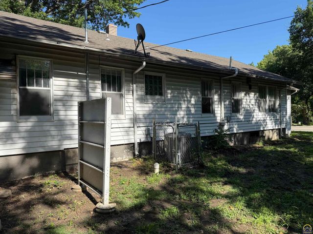 3700 SW 10th Ave, Topeka, KS 66604