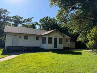 3700 SW 10th Ave, Topeka, KS 66604