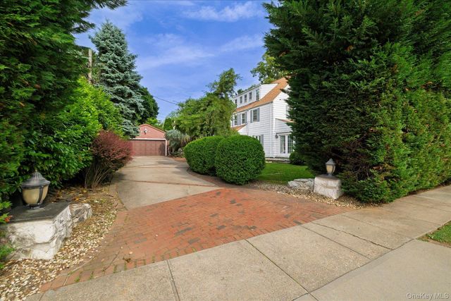 68 Oxford Road, Rockville Centre, NY 11570