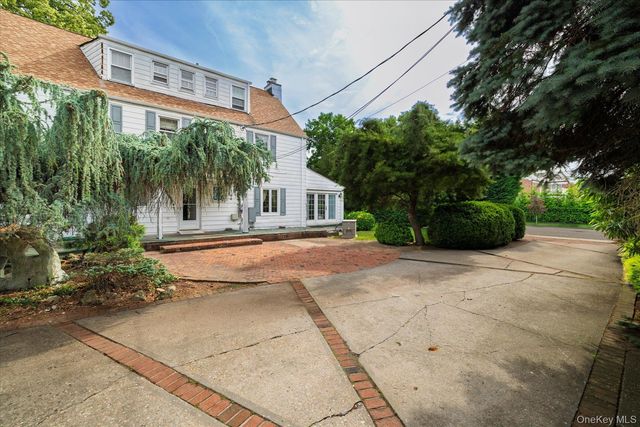 68 Oxford Road, Rockville Centre, NY 11570