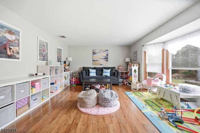 6 Robin Dr, Jefferson Twp., NJ 07438