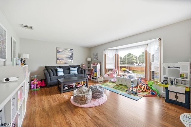 6 Robin Dr, Jefferson Twp., NJ 07438