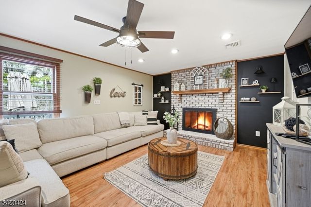 6 Robin Dr, Jefferson Twp., NJ 07438