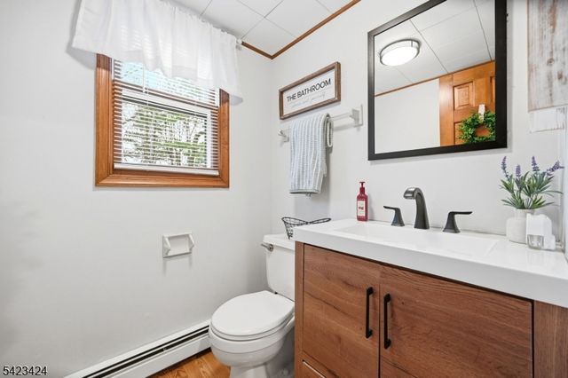 6 Robin Dr, Jefferson Twp., NJ 07438