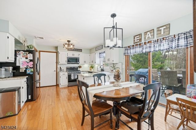 6 Robin Dr, Jefferson Twp., NJ 07438