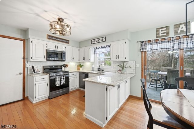 6 Robin Dr, Jefferson Twp., NJ 07438