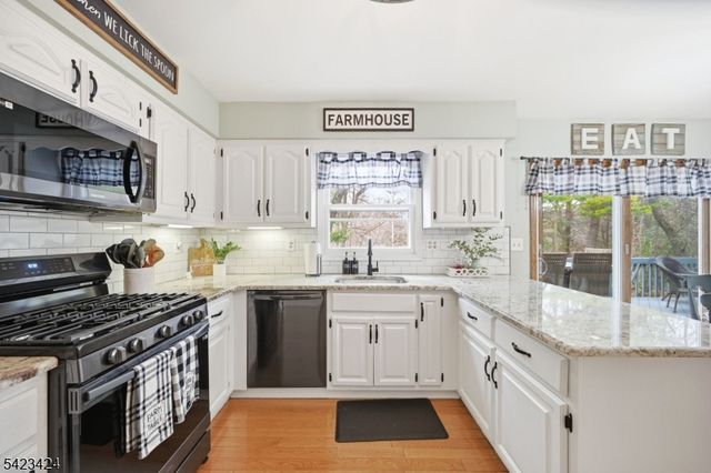 6 Robin Dr, Jefferson Twp., NJ 07438