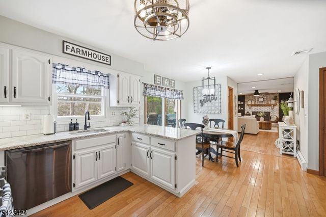 6 Robin Dr, Jefferson Twp., NJ 07438