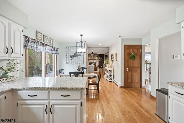 6 Robin Dr, Jefferson Twp., NJ 07438