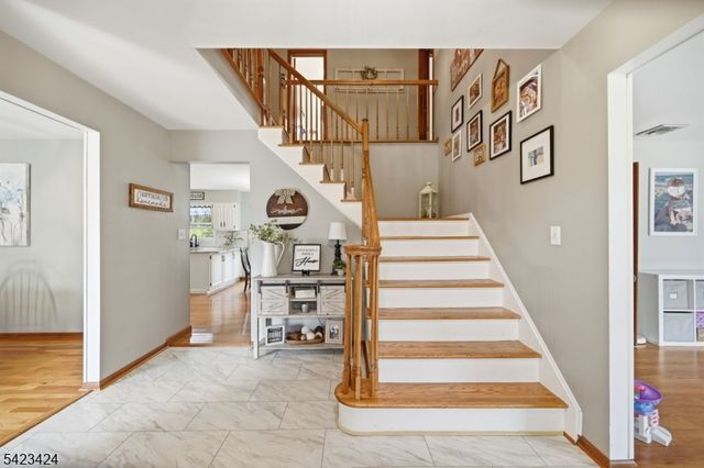 6 Robin Dr, Jefferson Twp., NJ 07438