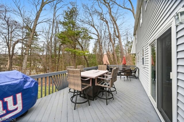 6 Robin Dr, Jefferson Twp., NJ 07438