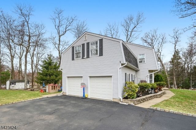 6 Robin Dr, Jefferson Twp., NJ 07438