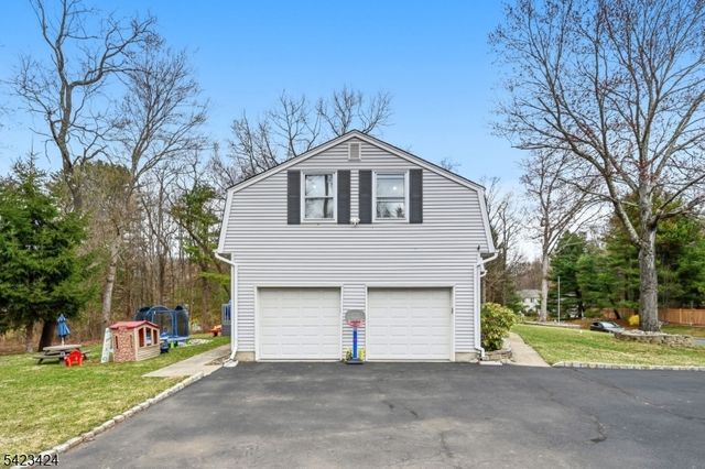 6 Robin Dr, Jefferson Twp., NJ 07438