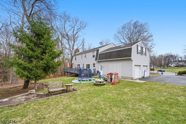 6 Robin Dr, Jefferson Twp., NJ 07438