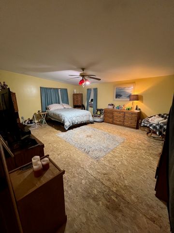 15 Hiram St, Acushnet, MA 02743