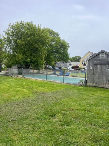 15 Hiram St, Acushnet, MA 02743
