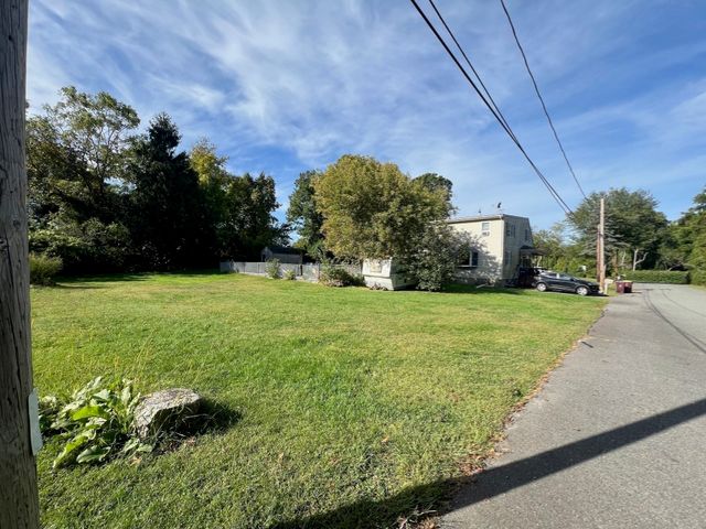 15 Hiram St, Acushnet, MA 02743