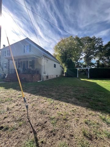 15 Hiram St, Acushnet, MA 02743