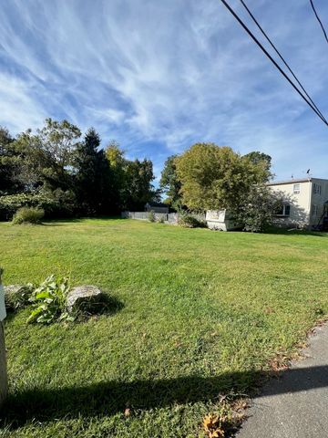 15 Hiram St, Acushnet, MA 02743