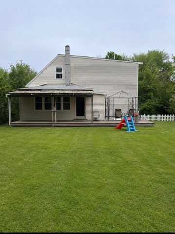 15 Hiram St, Acushnet, MA 02743