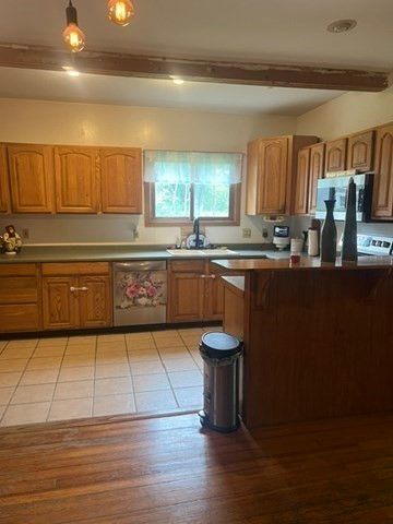 15 Hiram St, Acushnet, MA 02743