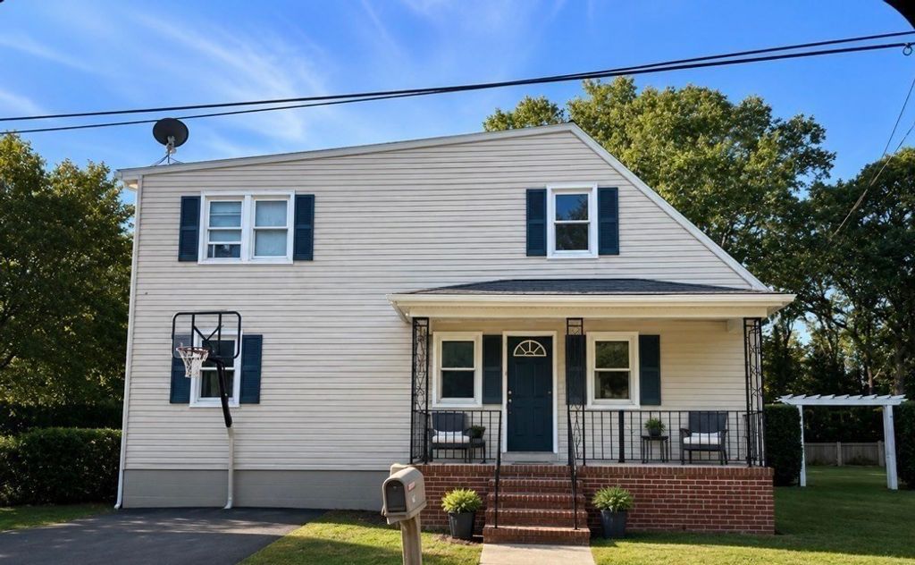 15 Hiram St, Acushnet, MA 02743