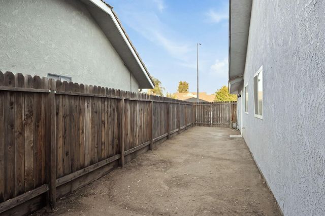 3684 Phillip Avenue, Clovis, CA 93612