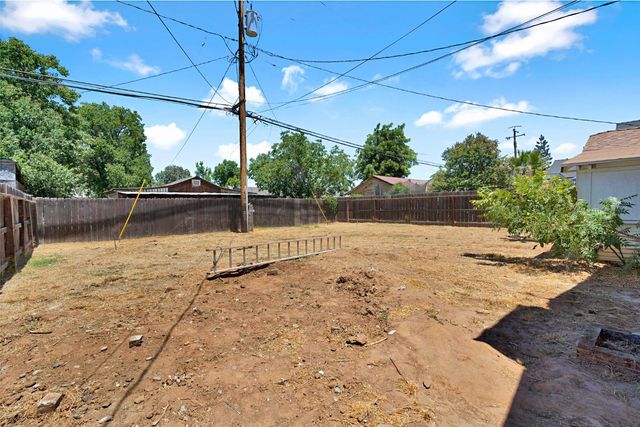 330 W Beechwood Avenue, Pinedale, CA 93650