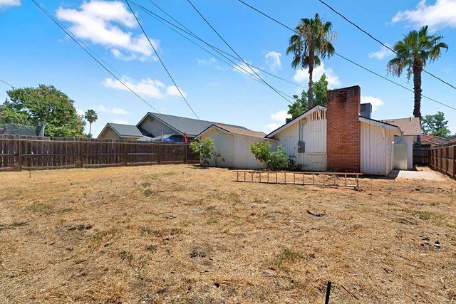 330 W Beechwood Avenue, Pinedale, CA 93650
