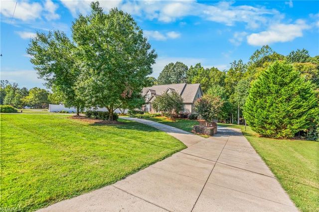 9285 Center Grove Church Road, Clemmons, NC 27012