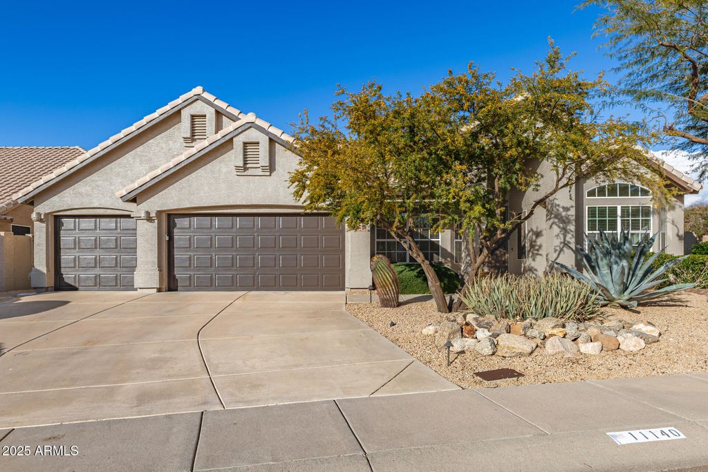 Image 12 of property listing at 11140 E WHITE FEATHER Lane, Scottsdale, AZ 85262