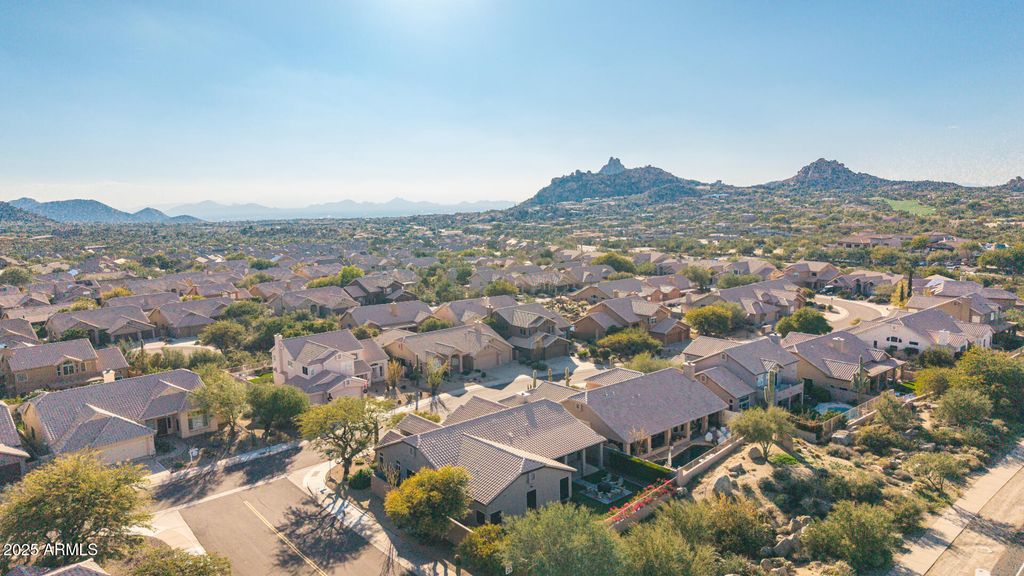 Image 15 of property listing at 11140 E WHITE FEATHER Lane, Scottsdale, AZ 85262