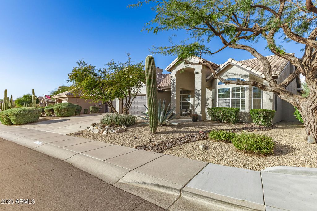 Image 16 of property listing at 11140 E WHITE FEATHER Lane, Scottsdale, AZ 85262