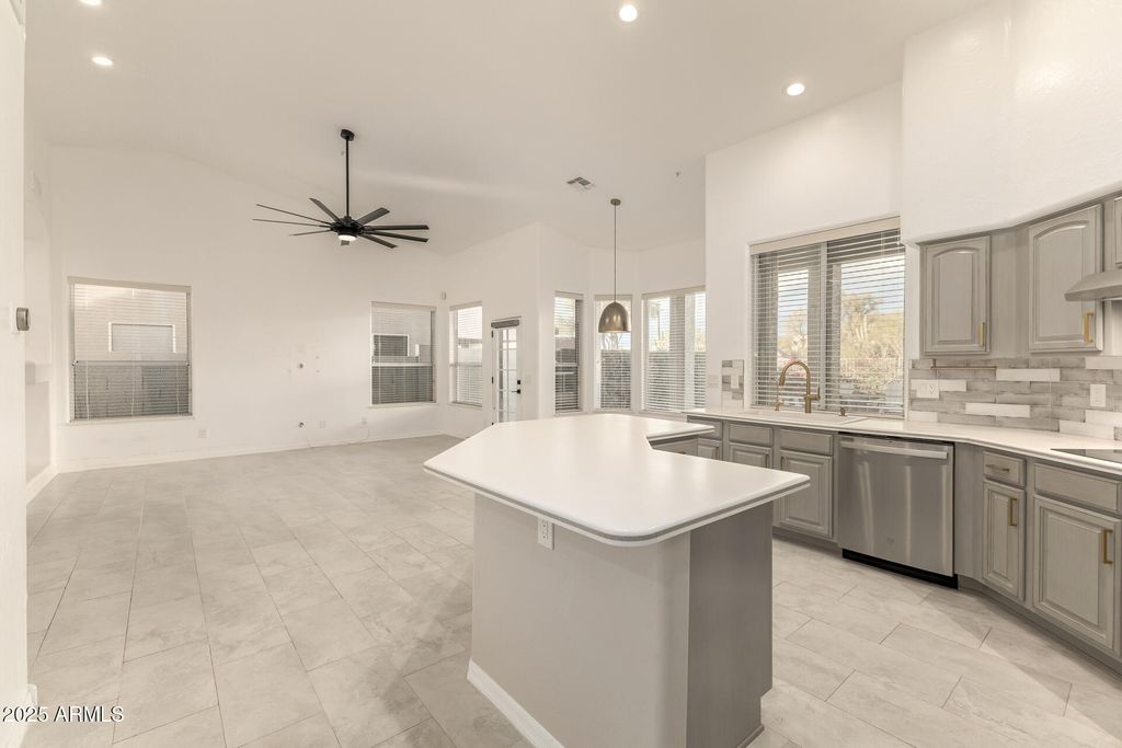 Image 31 of property listing at 11140 E WHITE FEATHER Lane, Scottsdale, AZ 85262