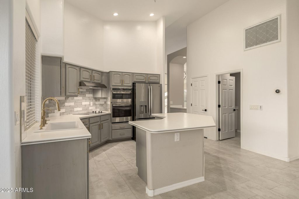 Image 33 of property listing at 11140 E WHITE FEATHER Lane, Scottsdale, AZ 85262