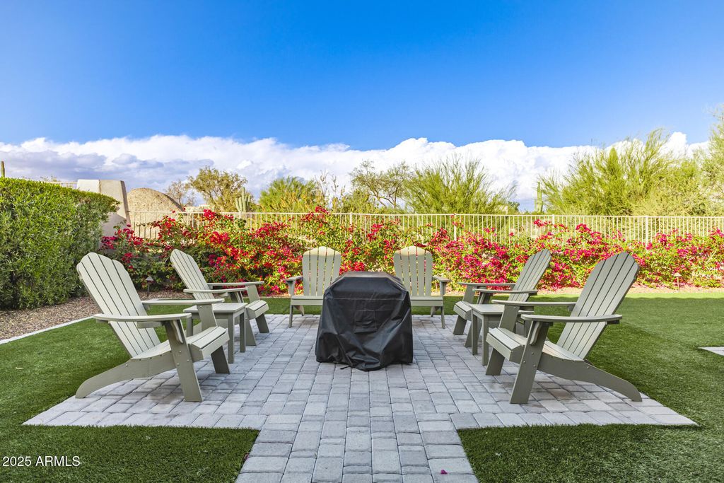 Image 8 of property listing at 11140 E WHITE FEATHER Lane, Scottsdale, AZ 85262