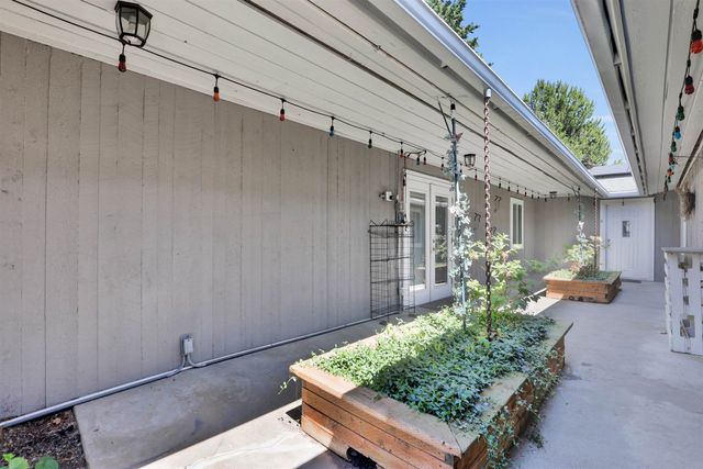 215 S Moen St, Greenacres, WA 99016