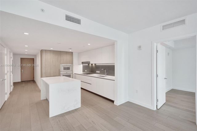 9221 E Bay Harbor Dr 210, Bay Harbor Islands, FL 33154