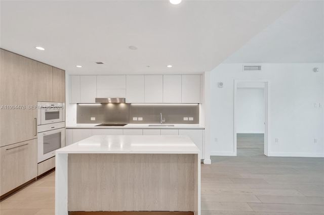 9221 E Bay Harbor Dr 210, Bay Harbor Islands, FL 33154