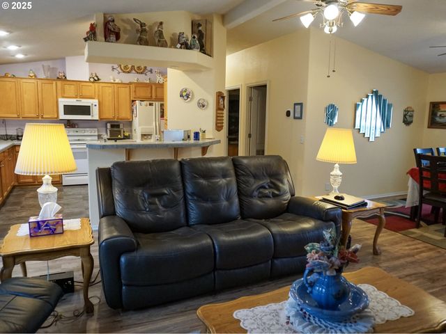 225 KNOLL TERRACE Dr, Canyonville, OR 97417