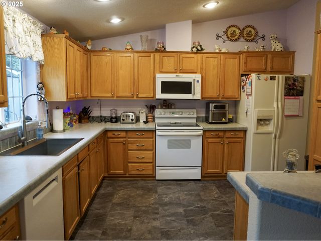 225 KNOLL TERRACE Dr, Canyonville, OR 97417