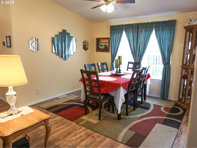 225 KNOLL TERRACE Dr, Canyonville, OR 97417