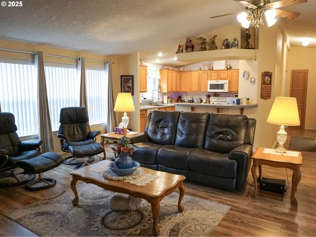 225 KNOLL TERRACE Dr, Canyonville, OR 97417